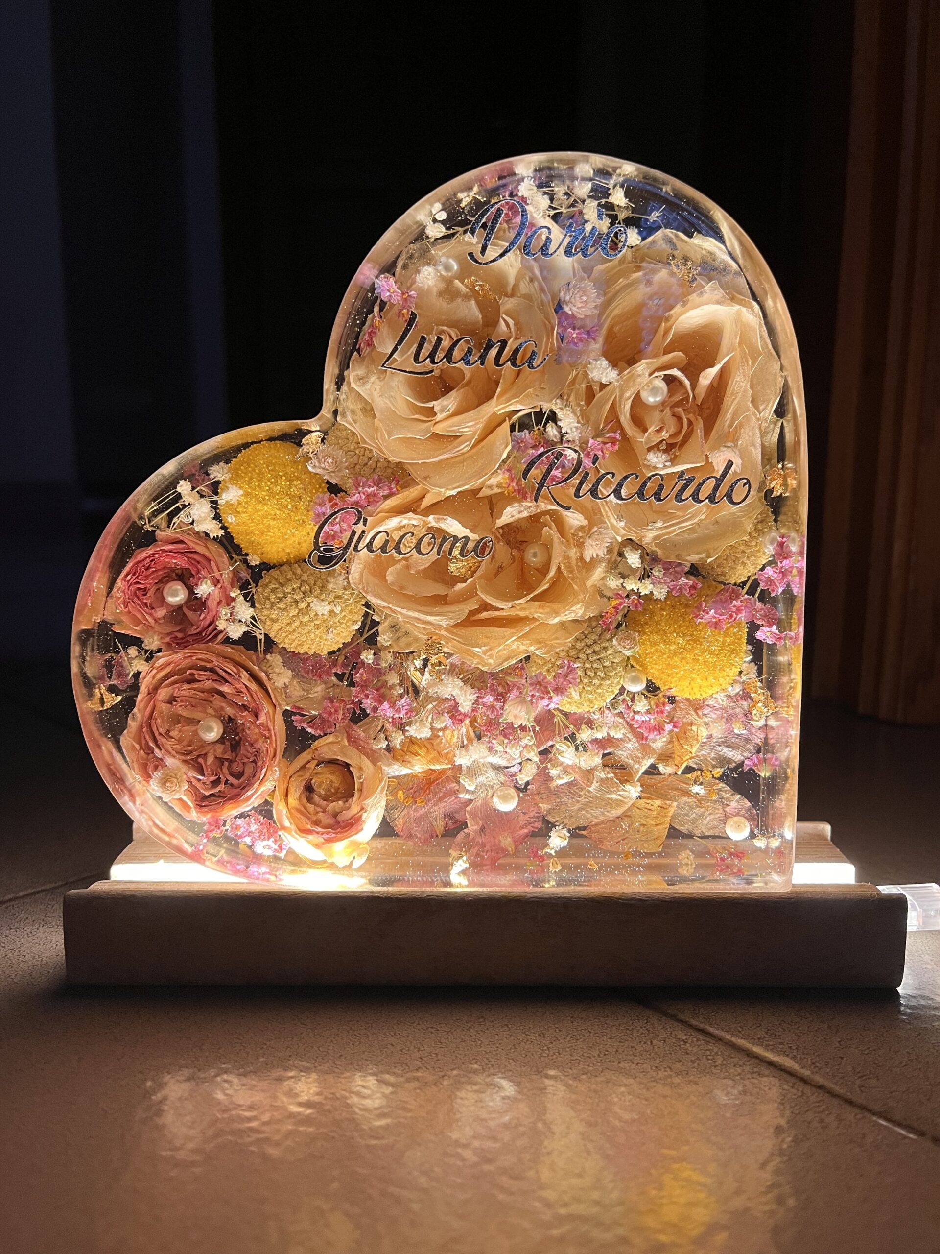 Cuore in resina con rose e fiori vari, base in legno e led