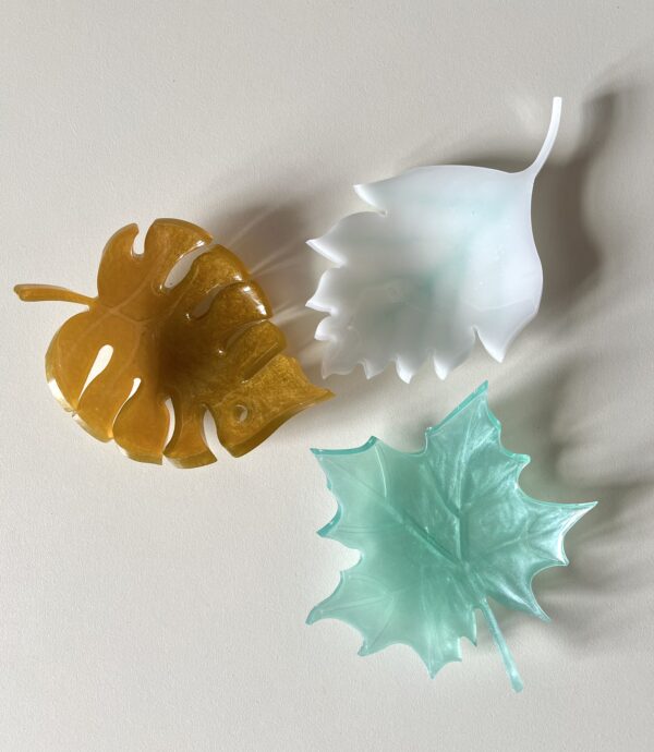 Set foglie portacandele in resina dai colori delicati - immagine 2