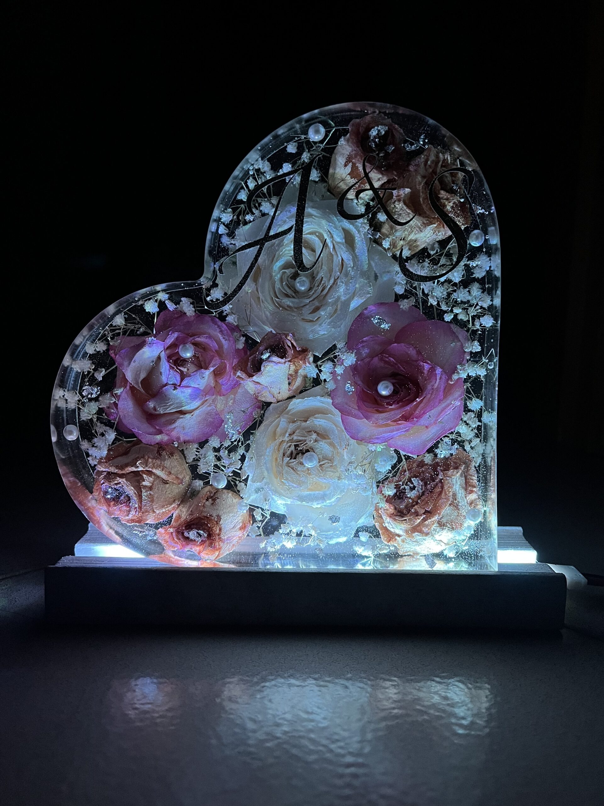 Cuore in resina con rose e fiori vari, base in legno e led