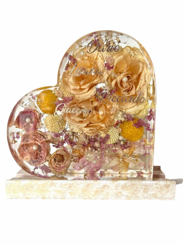 Cuore in resina con rose e fiori vari, base in legno e led - immagine 3