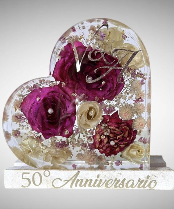 Cuore in resina con rose e fiori vari, base in legno e led - immagine 3