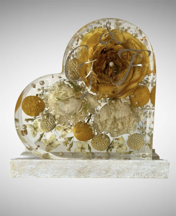 Cuore in resina con rose e fiori vari, base in legno e led - immagine 3