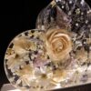 Lampada in resina con rose e fiori vari, base in legno e led - immagine 4