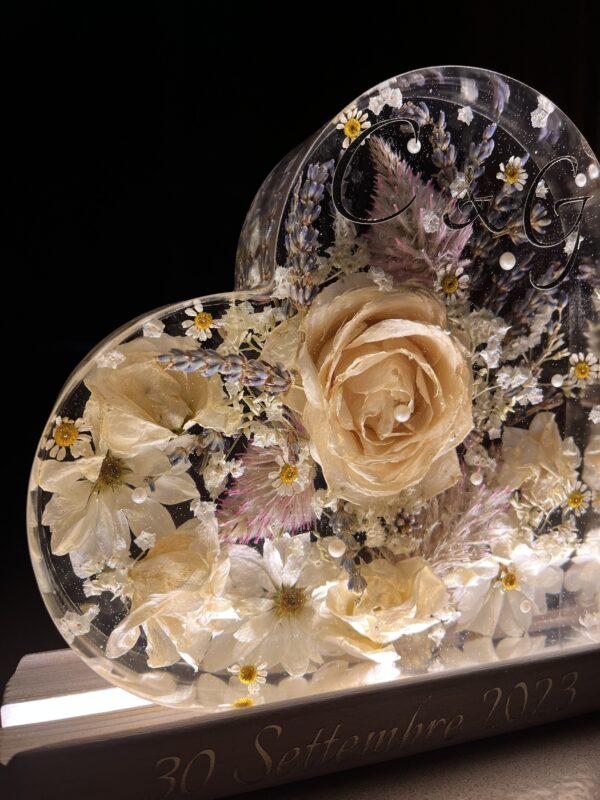 Lampada in resina con rose e fiori vari, base in legno e led - immagine 4