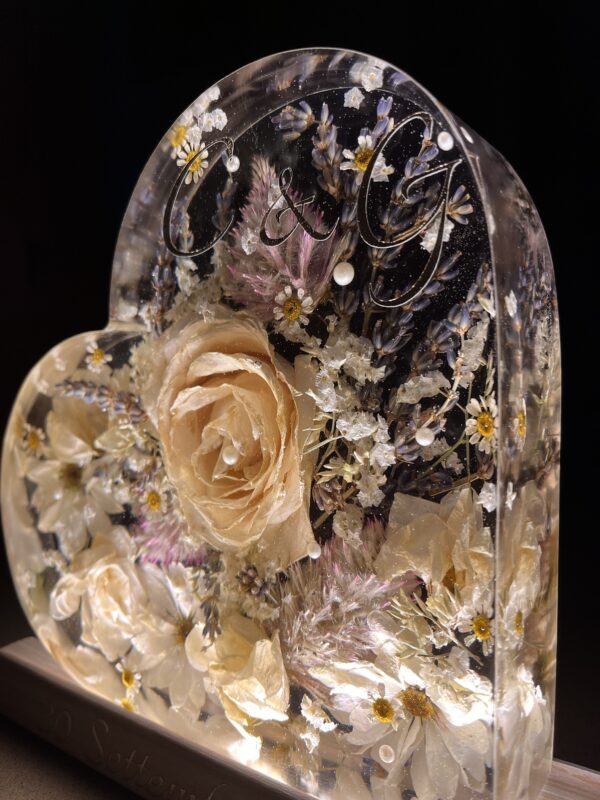 Lampada in resina con rose e fiori vari, base in legno e led - immagine 5