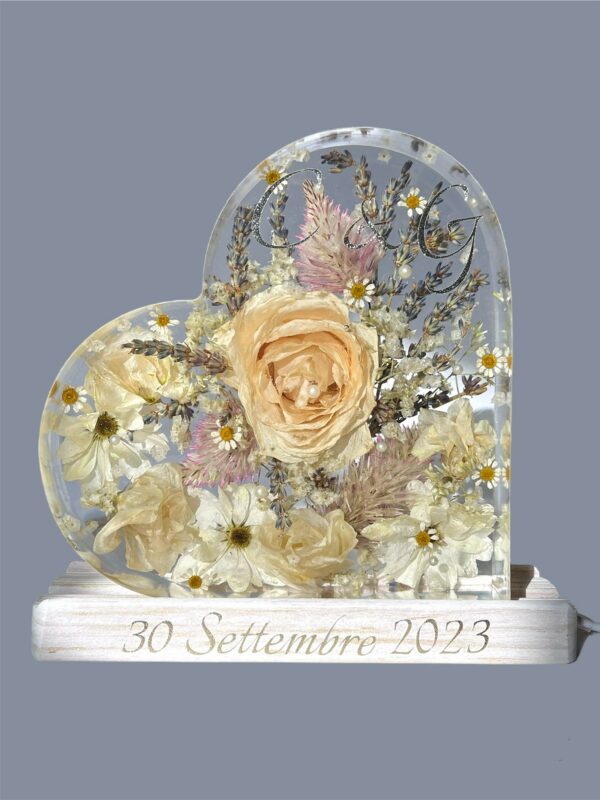 Lampada in resina con rose e fiori vari, base in legno e led - immagine 3