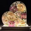 Lampada in resina con rose bianche, panna, rosa e malva, base in legno e led