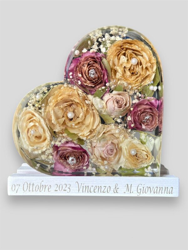 Lampada in resina con rose bianche, panna, rosa e malva, base in legno e led - immagine 3