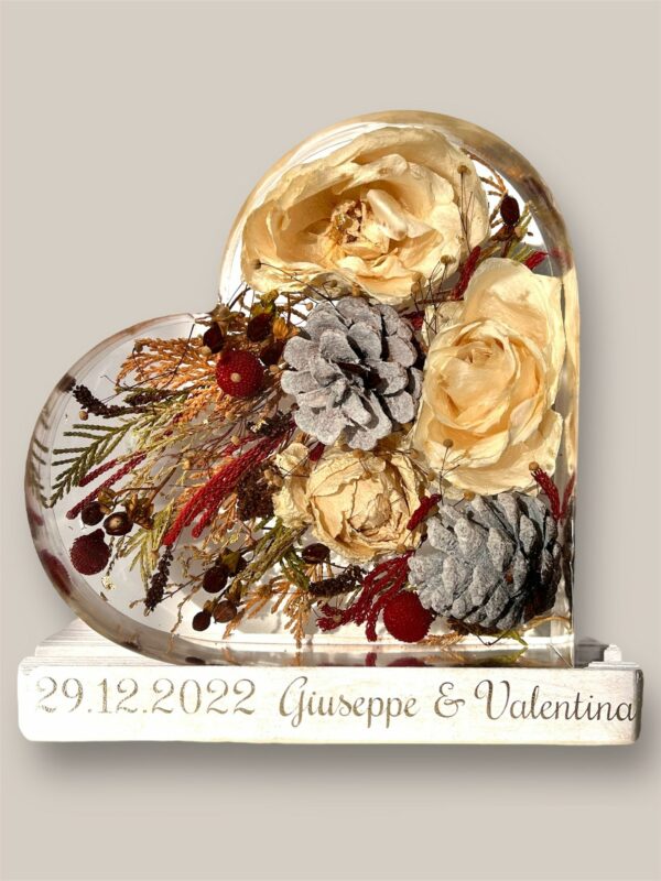 Lampada in resina con rose, foglie varie, bacche e pigne, base in legno e led - immagine 3