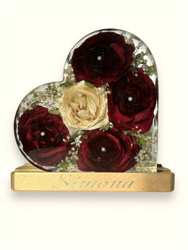 Lampada in resina con rose rosse e rosa bianca - immagine 3