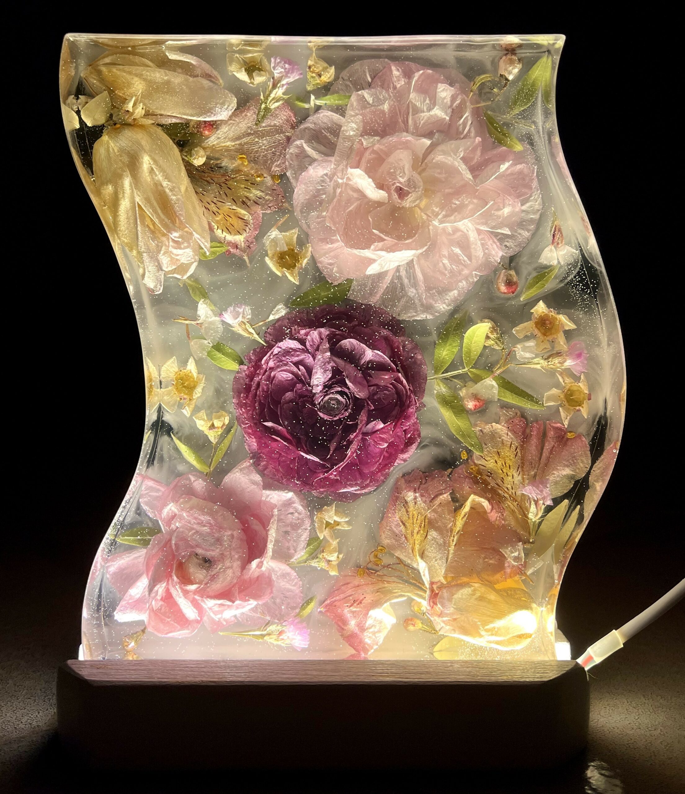 Lampada in resina con fiori