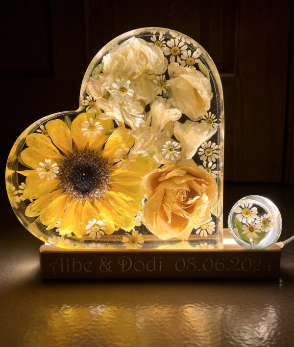 Lampada con bouquet da sposa- girasoli, rose, camomilla e fresie - immagine 3
