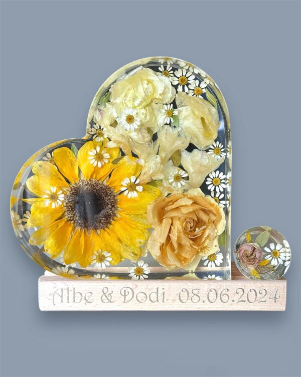 Lampada con bouquet da sposa- girasoli, rose, camomilla e fresie - immagine 4