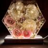 Lampada con bouquet da sposa- esagono con peonie, rose e fiorellini vari - immagine 3