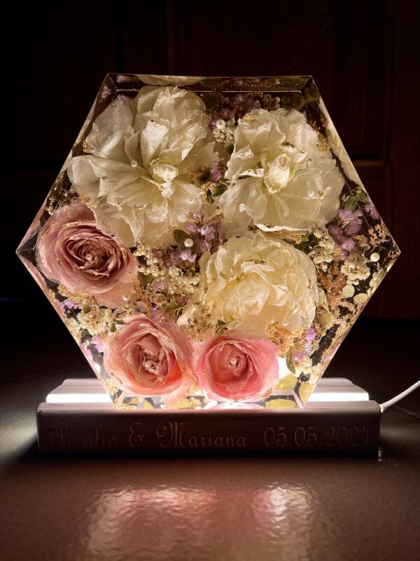 Lampada con bouquet da sposa- esagono con peonie, rose e fiorellini vari - immagine 3