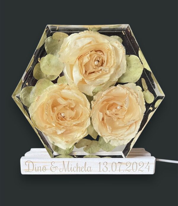 Lampada con bouquet da sposa- esagono con rose bianche