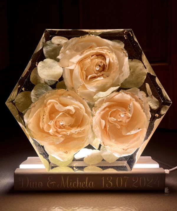 Lampada con bouquet da sposa- esagono con rose bianche - immagine 3