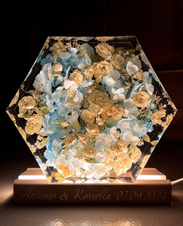 Lampada con bouquet da sposa- esagono con ortensia e roselline - immagine 3